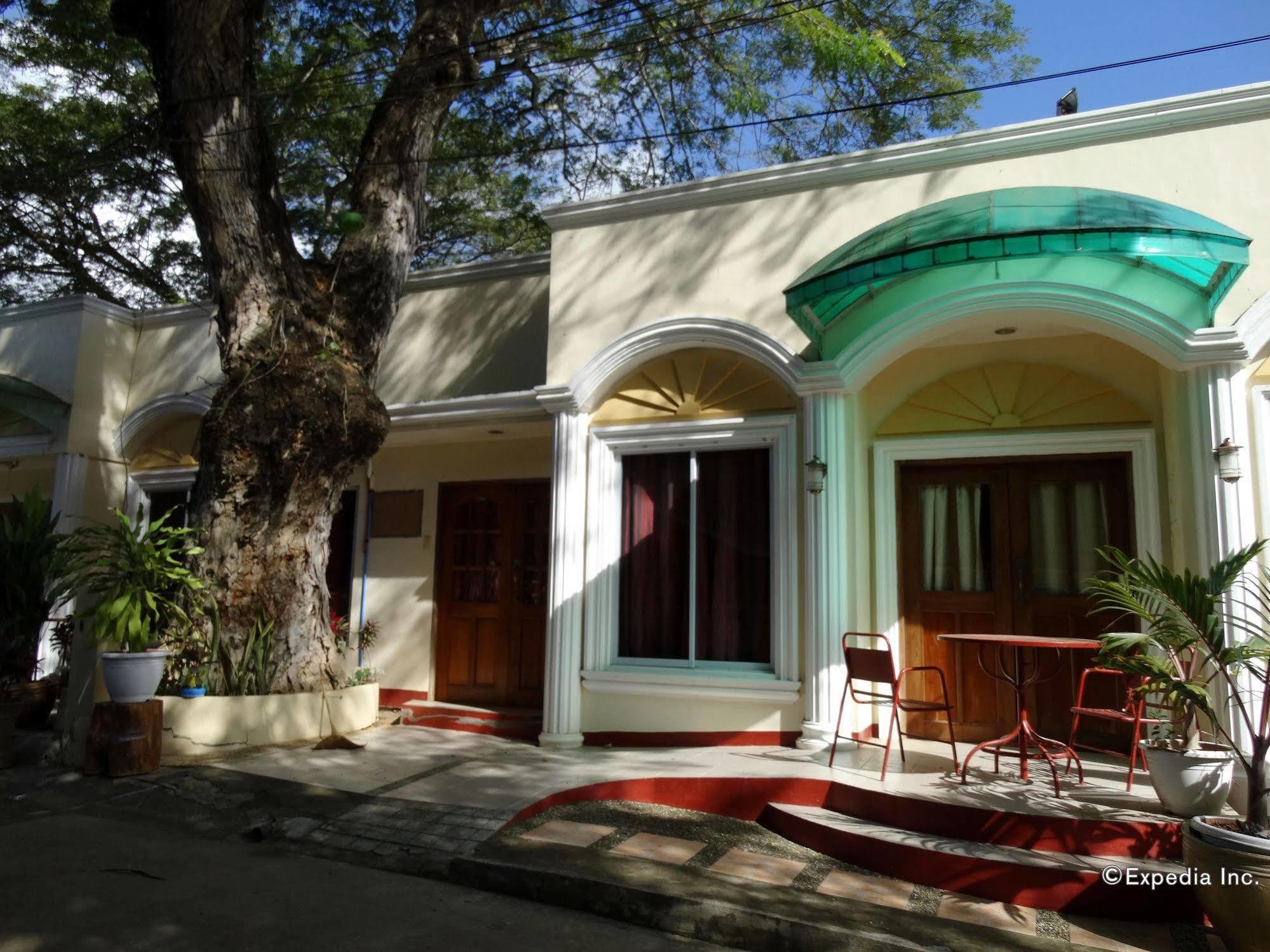 D'Lucky Garden Inn & Suites Tiniguiban エクステリア 写真